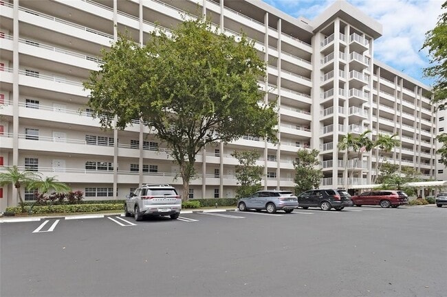 Building Photo - 605 Oaks Dr