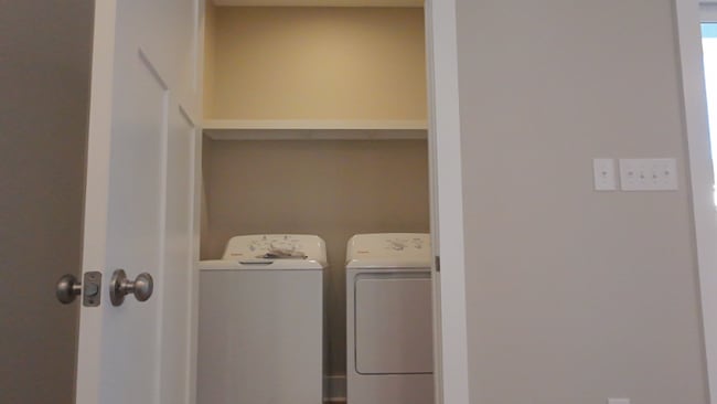 Building Photo - 233 Pineneedle Rd