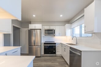 Building Photo - Georgian Court Townhomes
