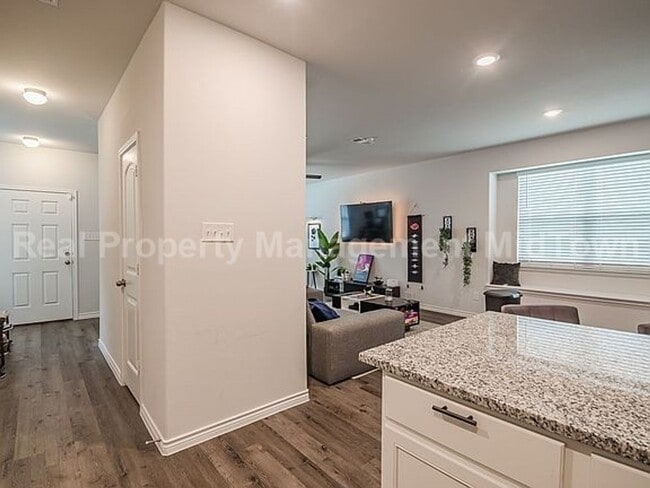 Building Photo - 5632 Shore Point Trl