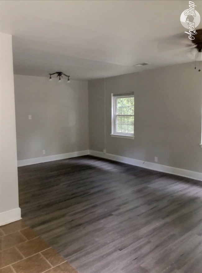 Building Photo - 1071 Boulevard