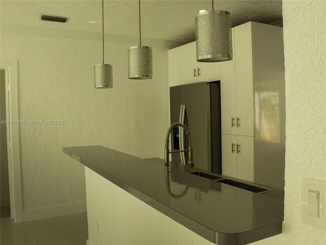 Foto del edificio - 1211 W 34th St