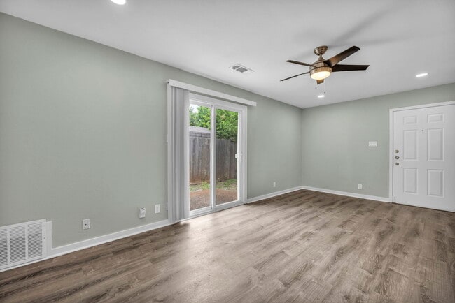 Building Photo - 2808 Skyway Cir