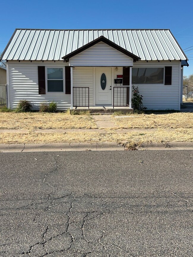 Building Photo - Nicely Renovated Home!