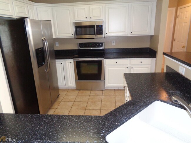 Building Photo - 100 Ivy Manor
