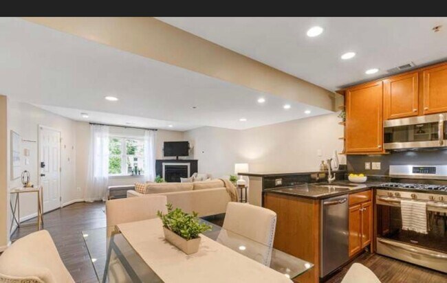 Foto del edificio - Bright, modern Capitol Hill 1 bed/1 bath condo with private outdoor space and secured parking