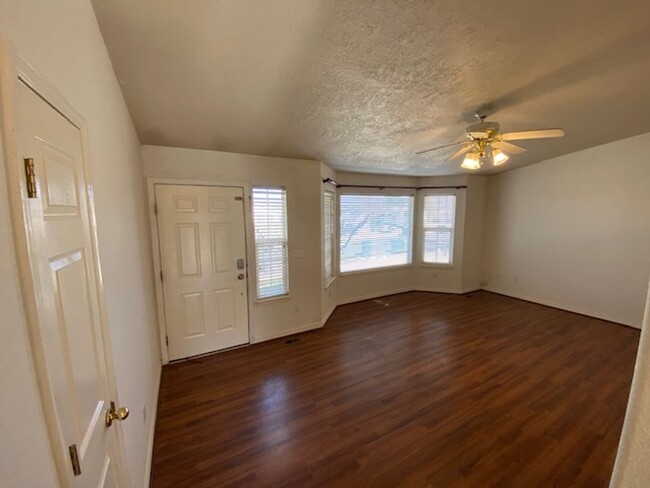 Building Photo - 5 Bed - 3 Bath with 2 Car Garage