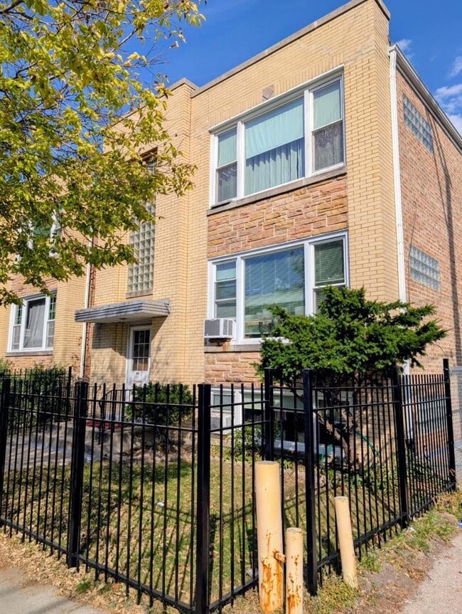 Building Photo - 5615 N Kimball Ave