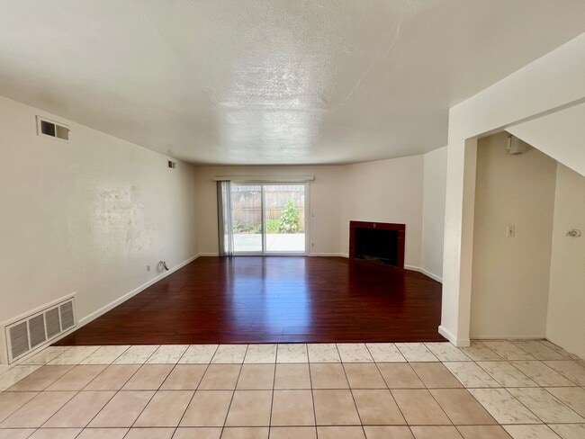 Building Photo - Duplex available in Little Saigon!
