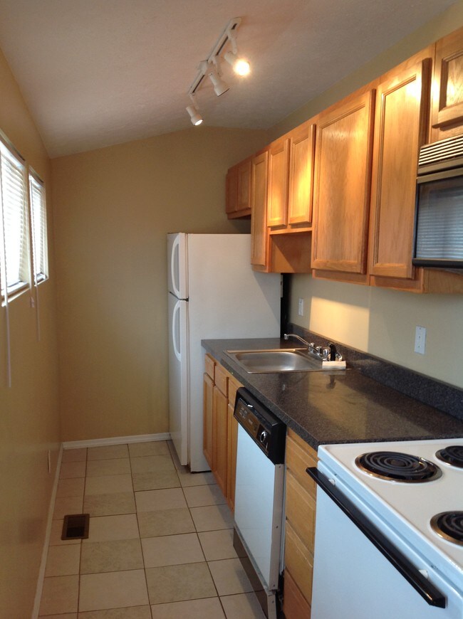 Cocina estilo galera - 619 Maryland Ave