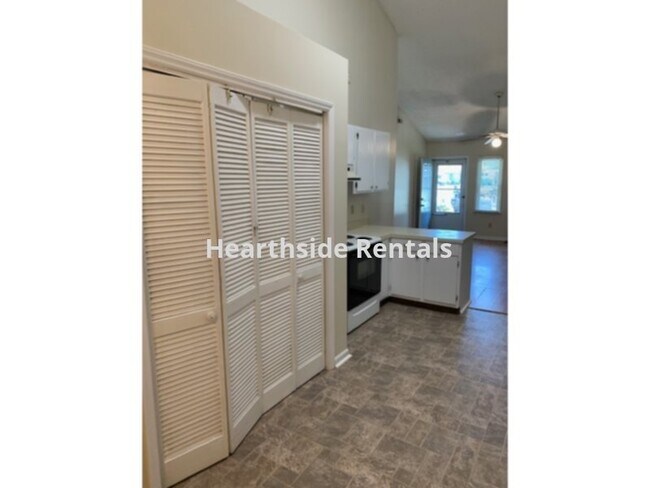 Building Photo - **3 Bedroom 2 Bath Duplex Near Medical Dis...