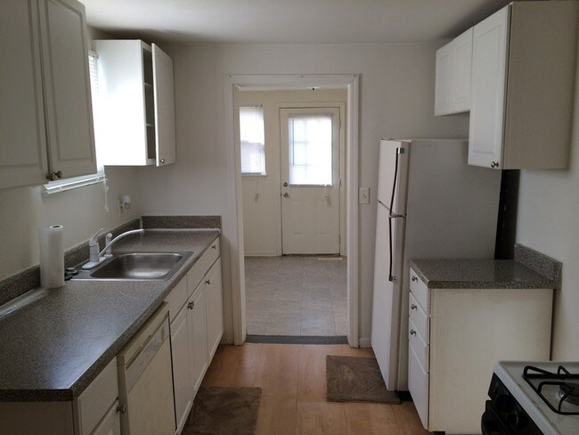 Building Photo - 2 bedroom 1 bathroom ranch style home