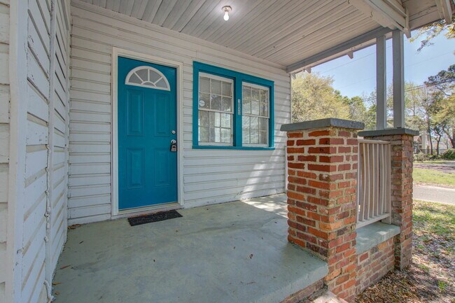 Building Photo - 1840 Dillway St