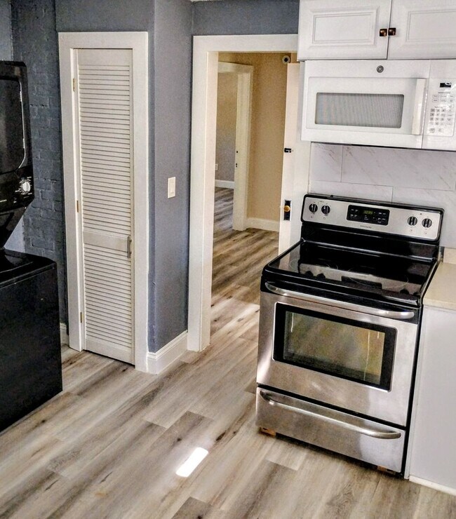 Building Photo - Daytona Beach Bungalow, with Guest House