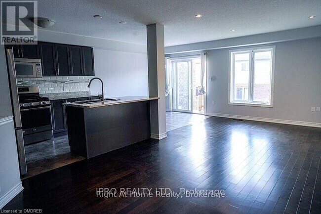 Building Photo - 10 Bloom Cres