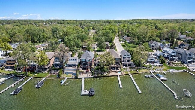 Foto del edificio - 1294 E Lake Dr