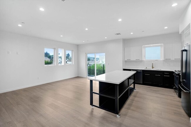 Foto del edificio - 5 Bedroom / 4 bathroom Fully Detached Townhouse in Echo Park with Private Garage