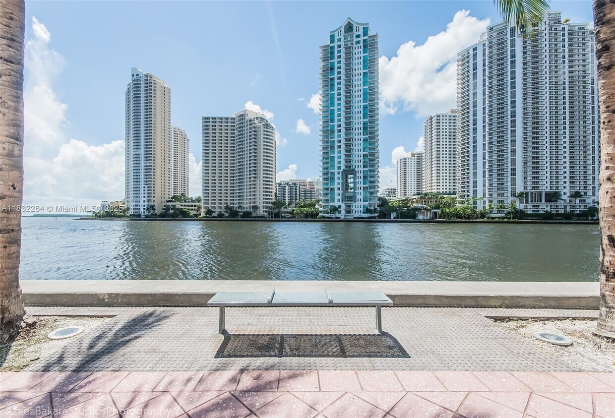 Foto principal - 325 S Biscayne Blvd