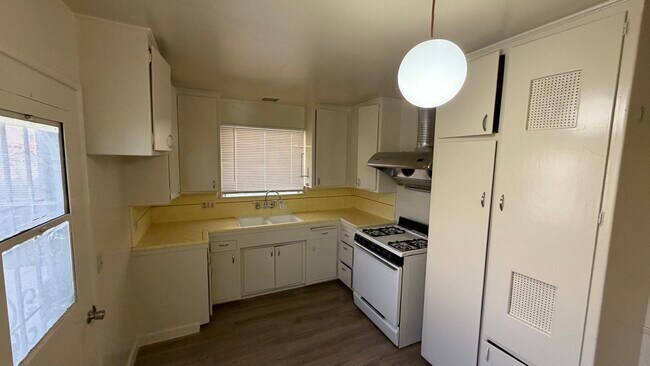 Kitchen - 5655 Noel Dr