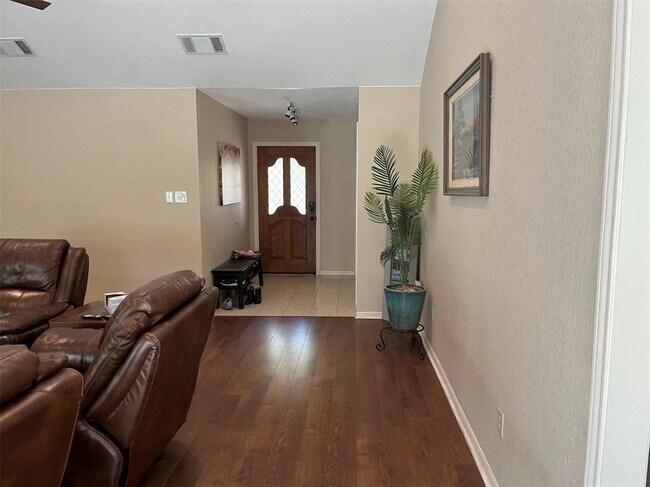 Foto del edificio - 6401 Woodcrest Dr