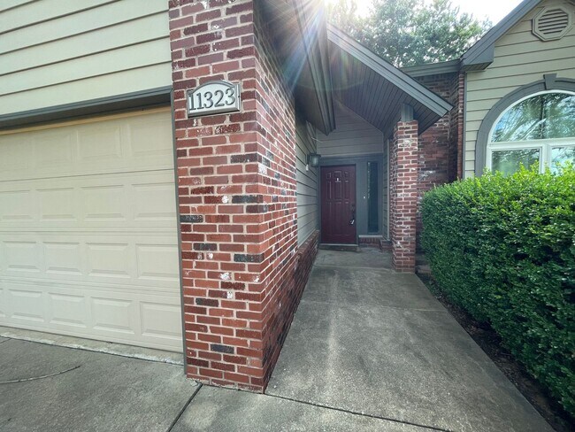 Foto del edificio - 4 bedroom, 2 1/2 bath, 2 car garage located in the quiet Summit View subdivision.
