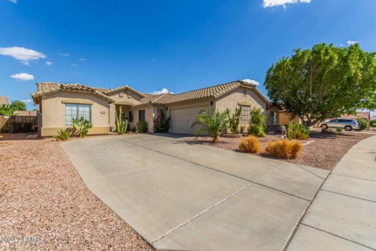 Primary Photo - 5 Bedroom Single Family Home in Surprise