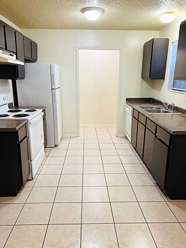Building Photo - 5919B Bedford, Beaumont, TX 77708