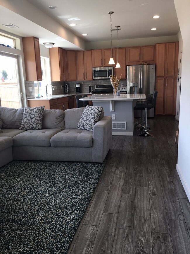 Foto del edificio - Newer 5 bed 3.5 bath home in the Meadows