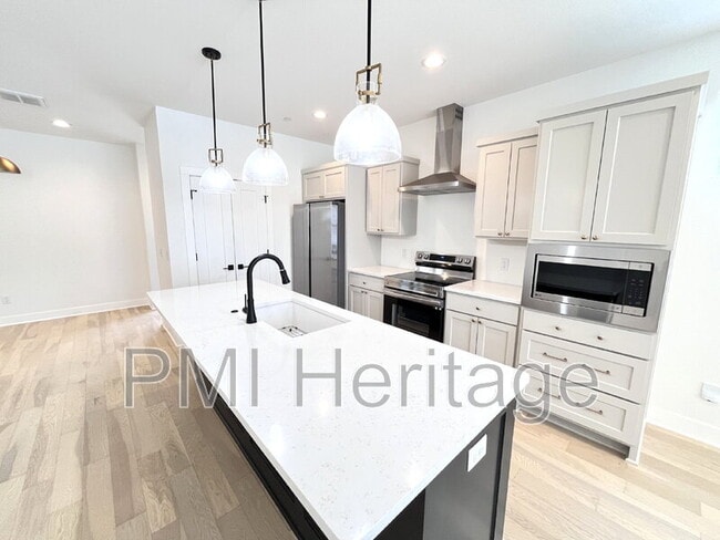 Building Photo - 604 N 6th St