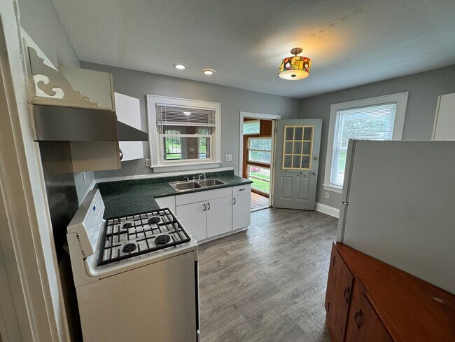 Foto del edificio - GROUND LEVEL 2 BEDROOM DUPLEX