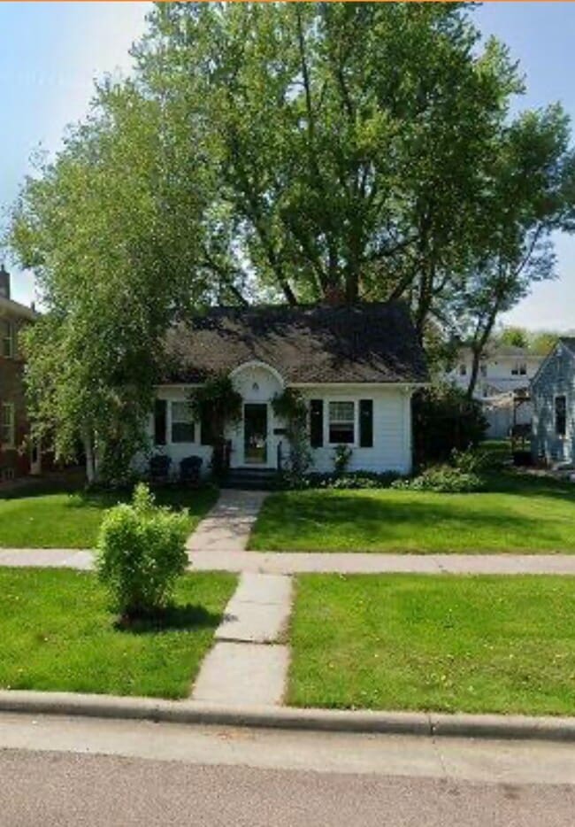 Building Photo - 613 E 20th St