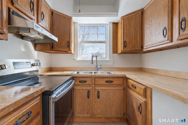 Foto del edificio - 32 Bartlett Ave