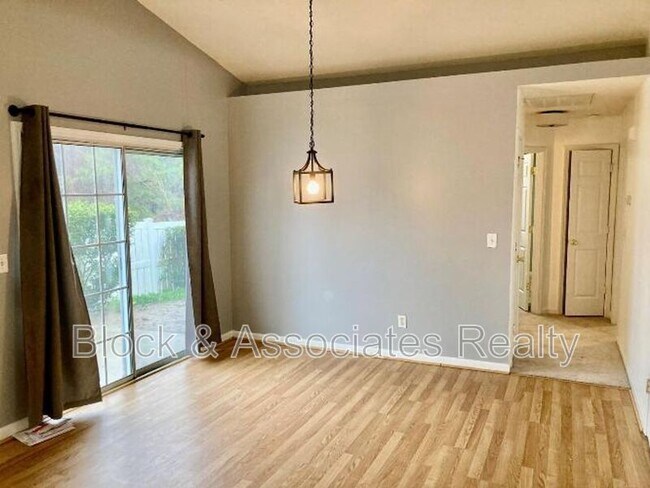 Foto del edificio - 4225 Lake Woodard Drive