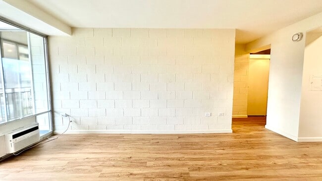 Foto del edificio - SPACIOUS 1 BED/1 BATH/1 PARKING w/ LANAI - AVAILABLE NOW in TOWN HOUSE - Conveniently Located!