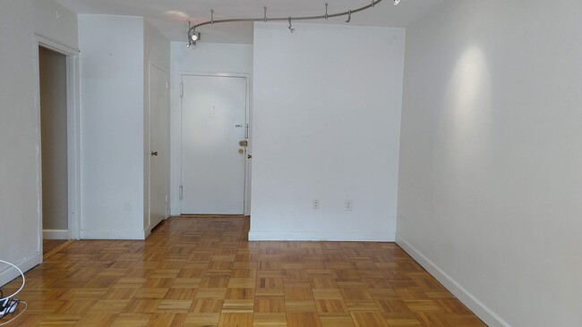 Living Room facing in - 1121 ARLINGTON Blvd