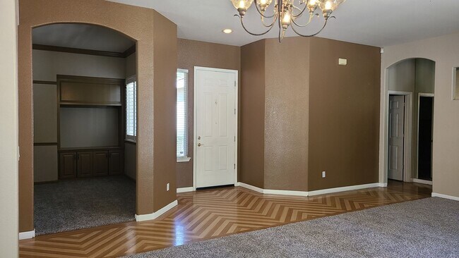 Building Photo - Single Story, Possible Inlaw or Great Home...