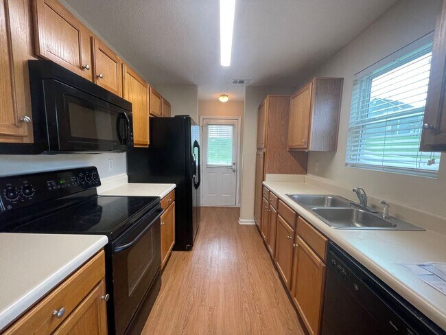 Foto del edificio - LEASING FOR JANUARY 2026! 1/2 SECURITY DEP...