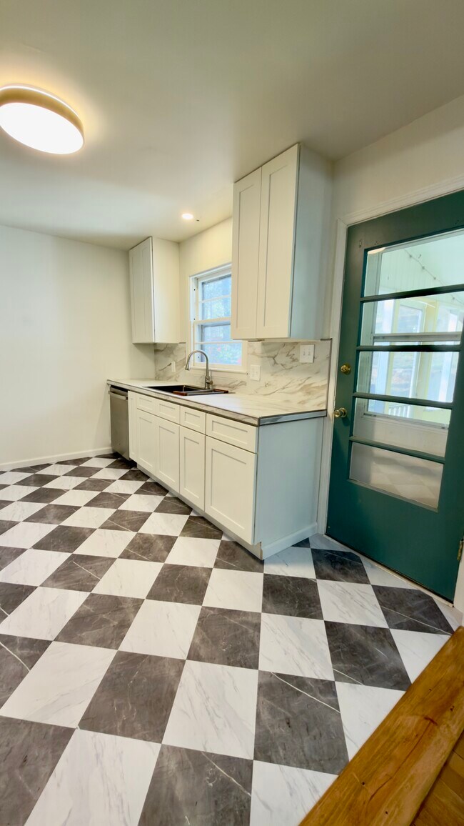 Building Photo - 3413 Montlake Dr