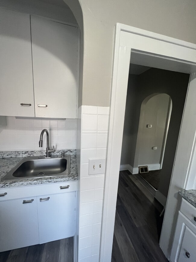 Kitchen - 433 Norwood Ave