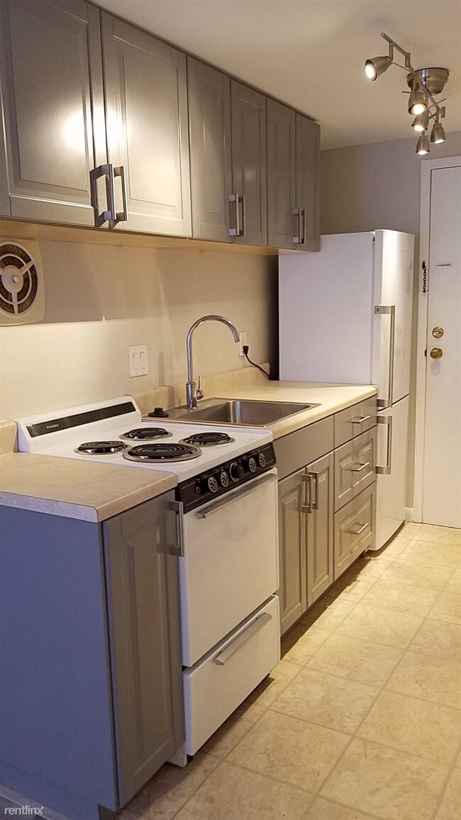 Building Photo - Studio, 1 bath  - 112 Mount Auburn St