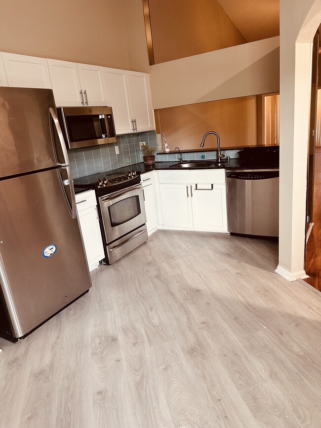 Building Photo - 8108 Summer Shores Dr