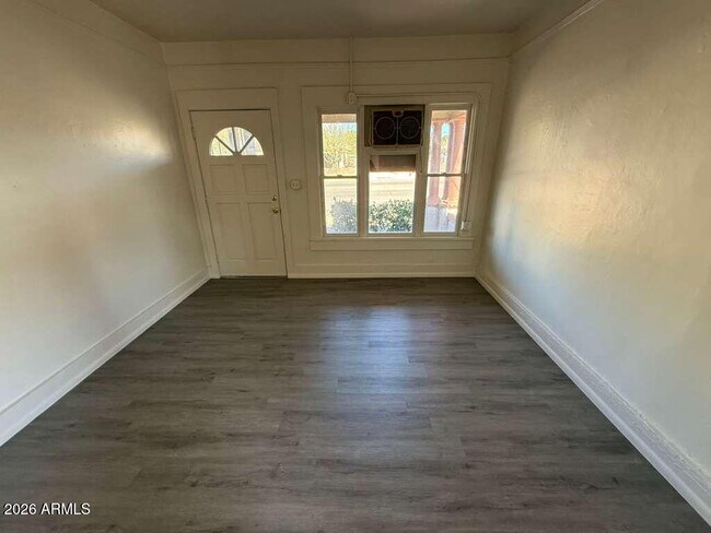 Foto del edificio - 663 E 8th St