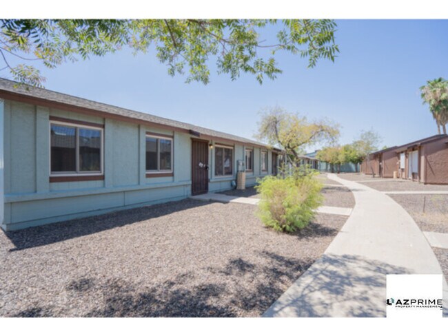Building Photo - Stylish 2/1 Townhouse in Cypress Garden - ...