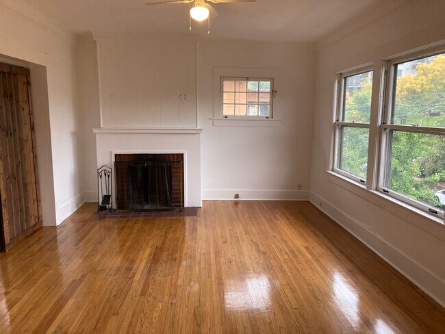 Living Room - 12 SE 26th Ave