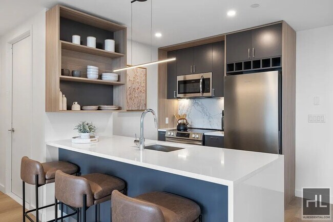 Foto del edificio - Luxurious Woodside 2 Bedroom/2 Bath  with Views!