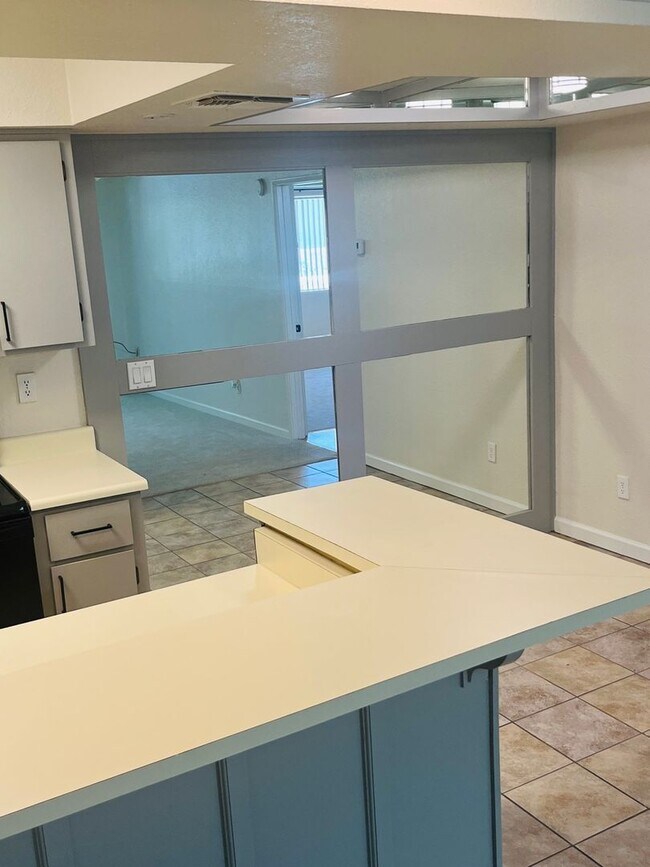 Building Photo - Gated 1 bedroom 1 bath condo in PRIME loca...