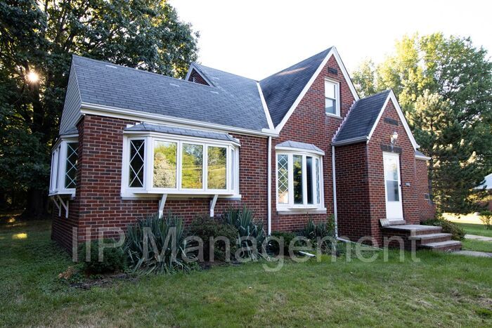 Primary Photo - Beautiful 3 bedroom home in Richmond Hts! ...