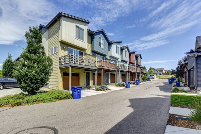 Building Photo - Luxury 2 Bedroom 2.5 Bath Near Waneka Lake Louisville