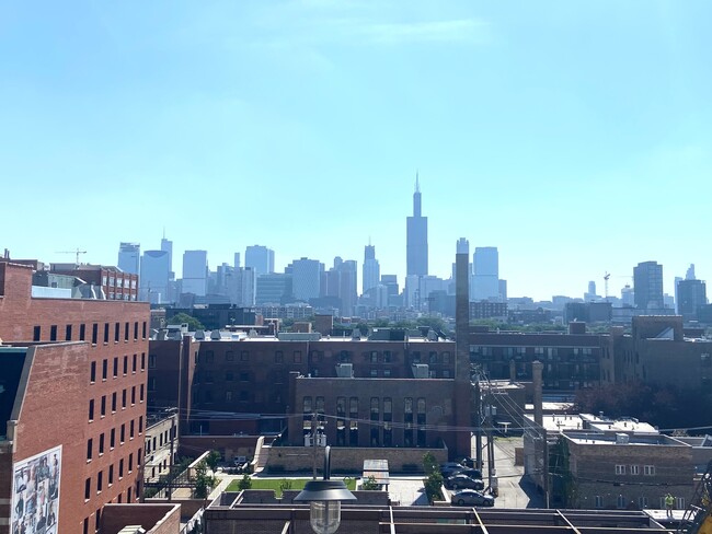 Foto del edificio - 1645 W Ogden Ave