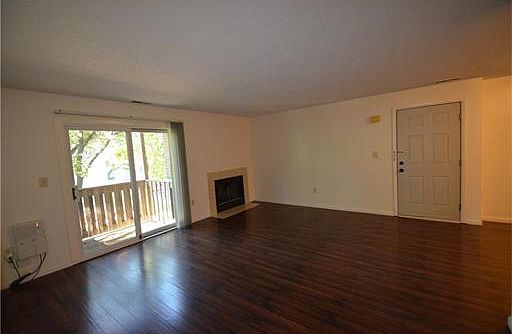 Sala de estar vista desde la cocina - 2220 Ravens Crest Dr